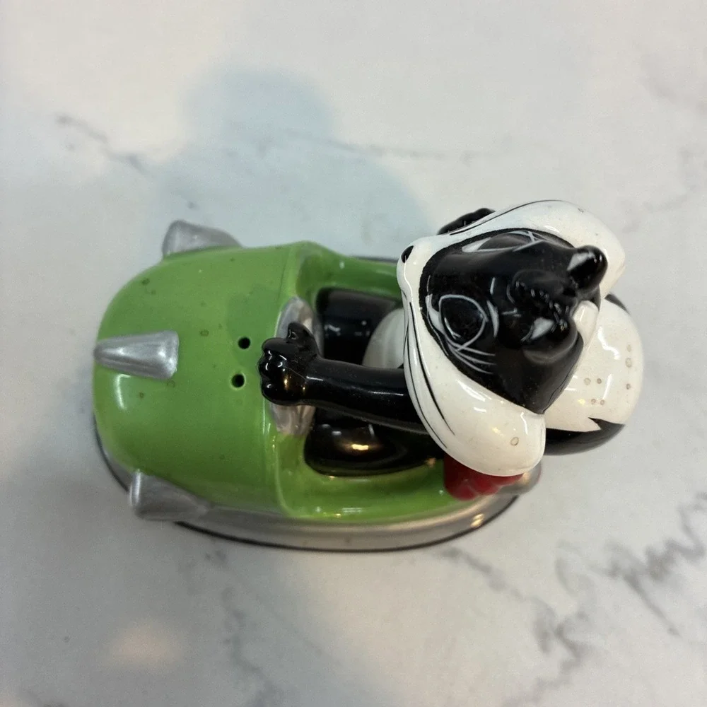 Pepe Le Pew & Penelope Bumper Cars Salt and Pepper Shakers Vtg 2000 Warner Bros